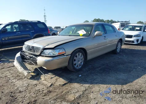 2005 Lincoln Town Car Signature Limited z USA, uszkodzony, nr VIN 1LNHM82W05Y660499